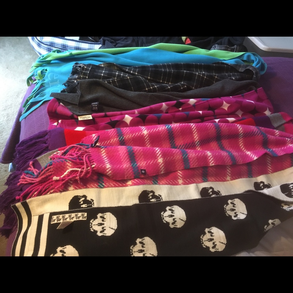 Women’s Scarves - Picture 5 of 6